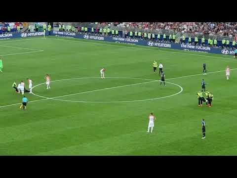 FIFA 2018. На финале Болельщик выбежал на поле Франция-Хорватия
