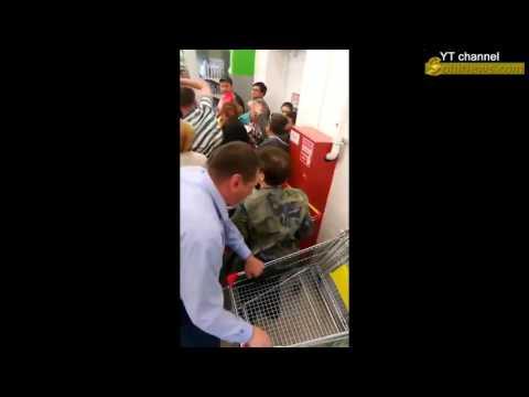 Дaвкa в очереди за сахаром. Омск. Путинско-фaшucтская Федерация.