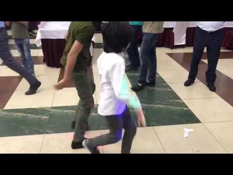 Это танец или драка? Мелкие дали жару