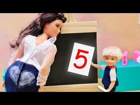 КАК ПОЛУЧИТЬ ПЯТЁРКУ в ШКОЛЕ!!! Мультик Барби - Играем в куклы про школу