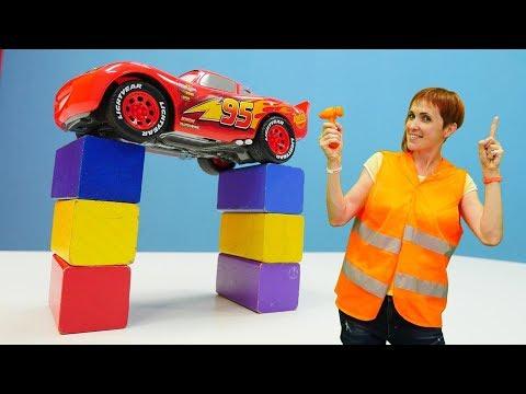 Маша Капуки чинит Молнию Маквин. Мультик про машинки.